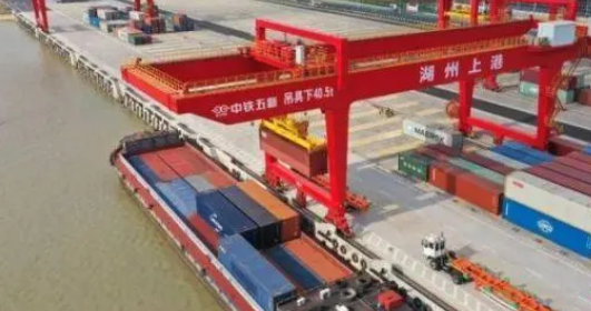 今年1—6月咸宁港实现内河水运集装箱吞吐量39.8万标箱
